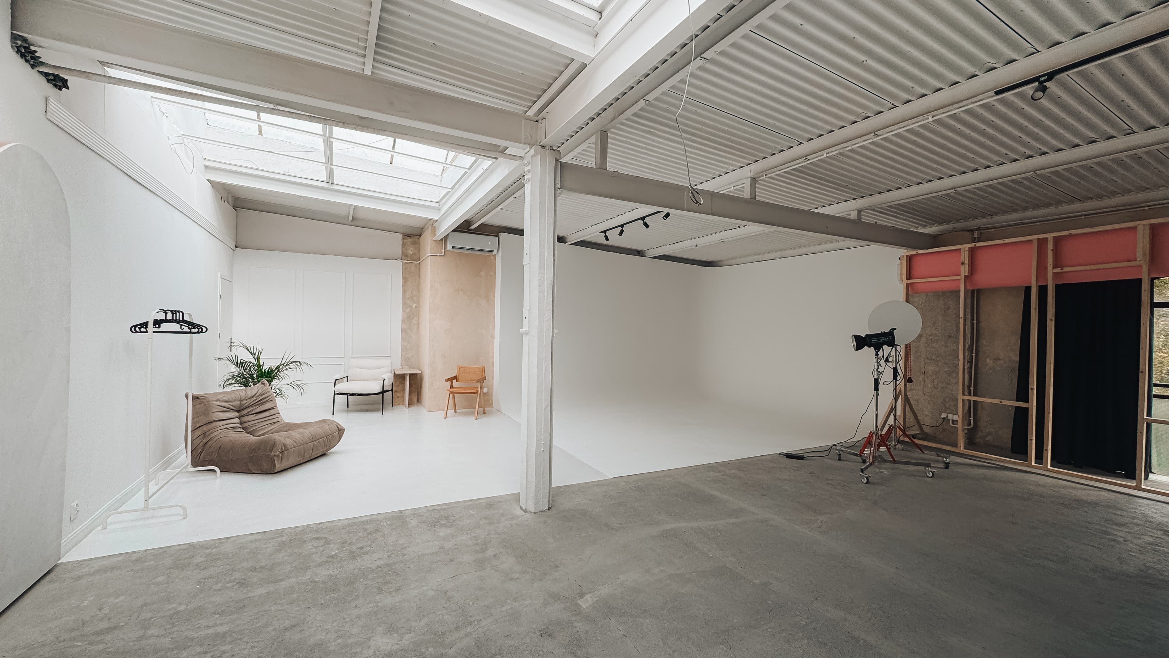 Studio fotograficzne Świetlik - industrialna przestrzeń z naturalnym światłem